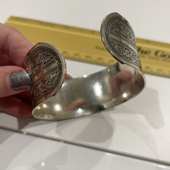 BEAUTIFUL SILVER Scroll Imprinted Cuff! - Picture 4 of 5